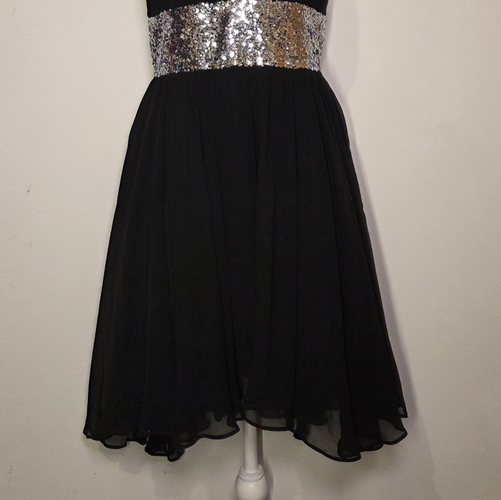 Elegant Black Halter Dress with Silver Accent - Picture 3 of 9